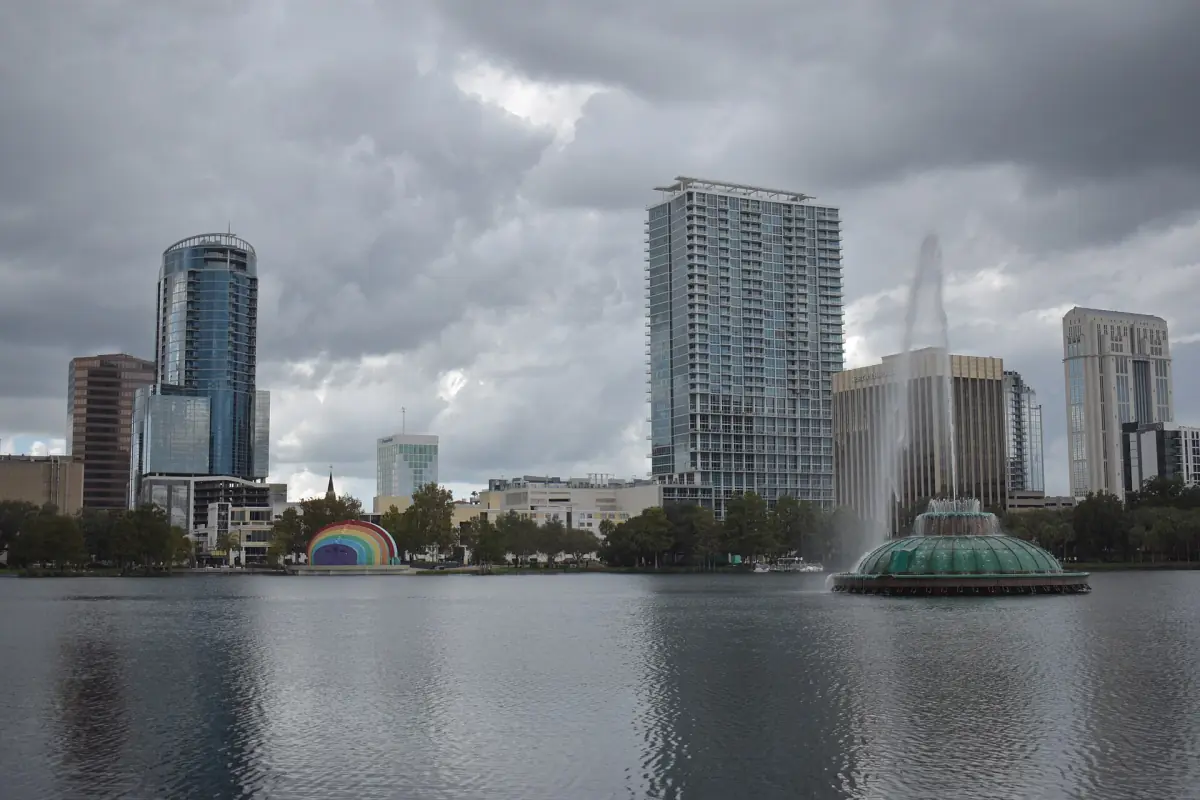 Lake Eola e a silhueta dos edifícios de Orlando