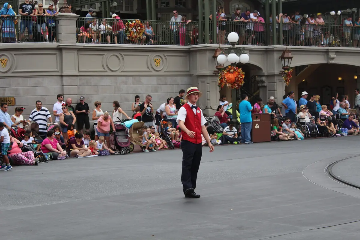 Gäste warten an einer Paradenstrecke im Magic Kingdom