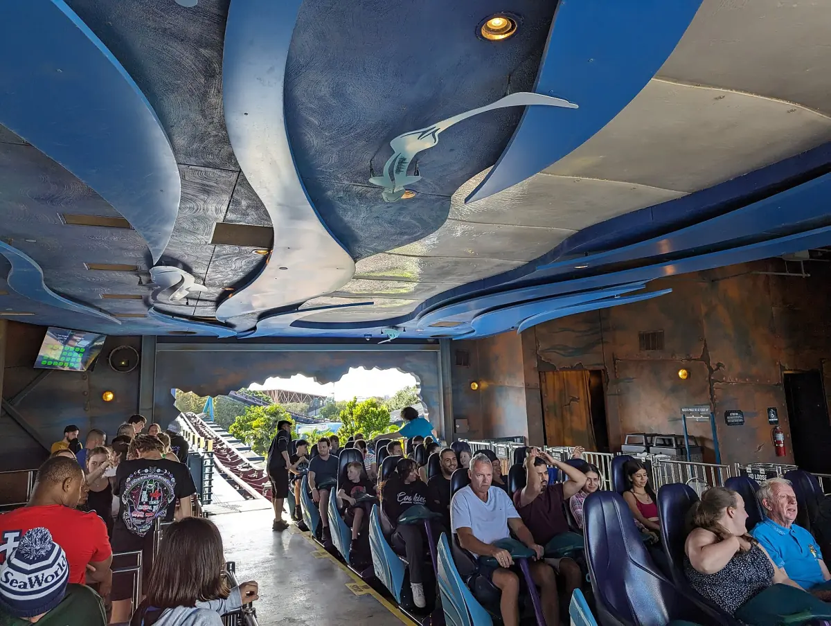 Fahrgäste steigen an der Achterbahn Mako in SeaWorld Orlando ein
