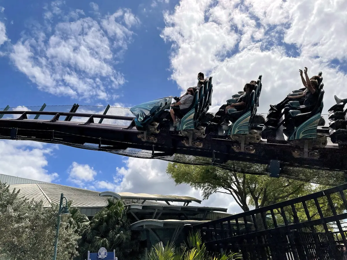 A Mako train with riders' arms raised