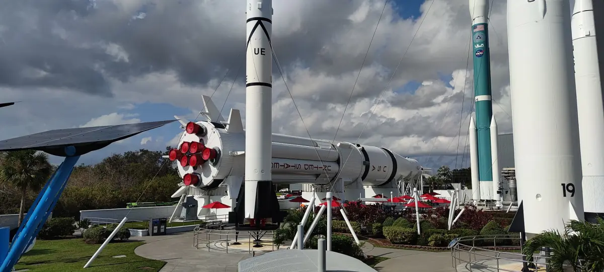 Foguetes no Rocket Garden no Kennedy Space Center