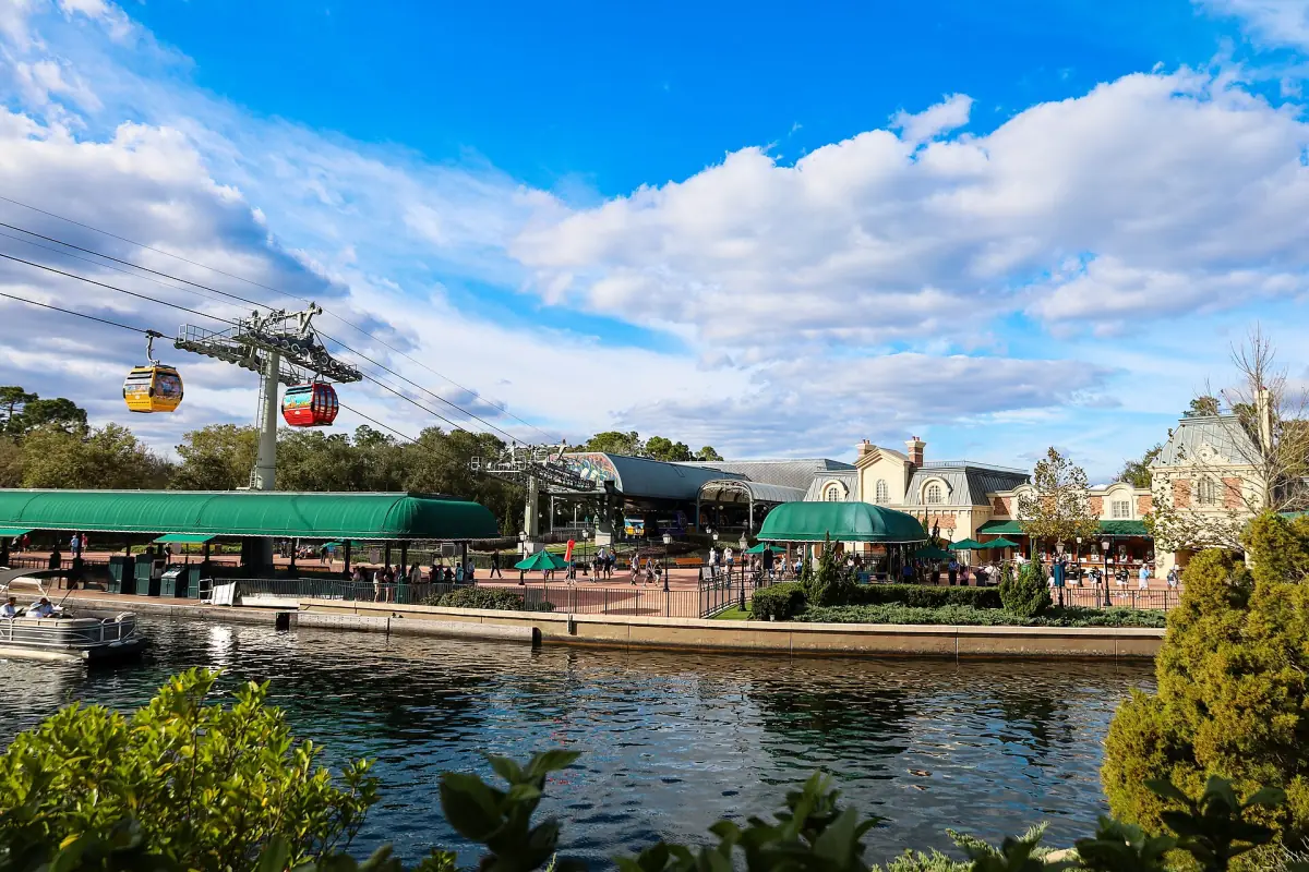 Gôndolas do Skyliner sobre o EPCOT International Gateway