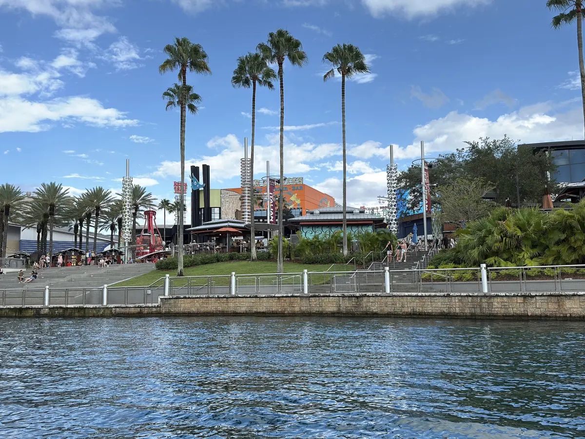 Universal CityWalk visto do outro lado da água